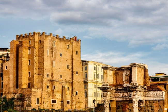 Roma'nın Kolezyumu yakınlarında çöken ortaçağ kulesinin altında mahsur kalan işçi öldü