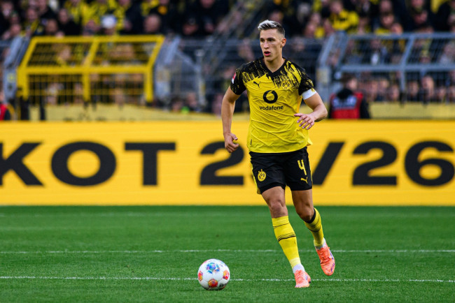 Borussia Dortmund, Madrid ve Barcelona'nın talep ettiği Nico Schlotterbeck için sözleşme uzatmasını kapatıyor