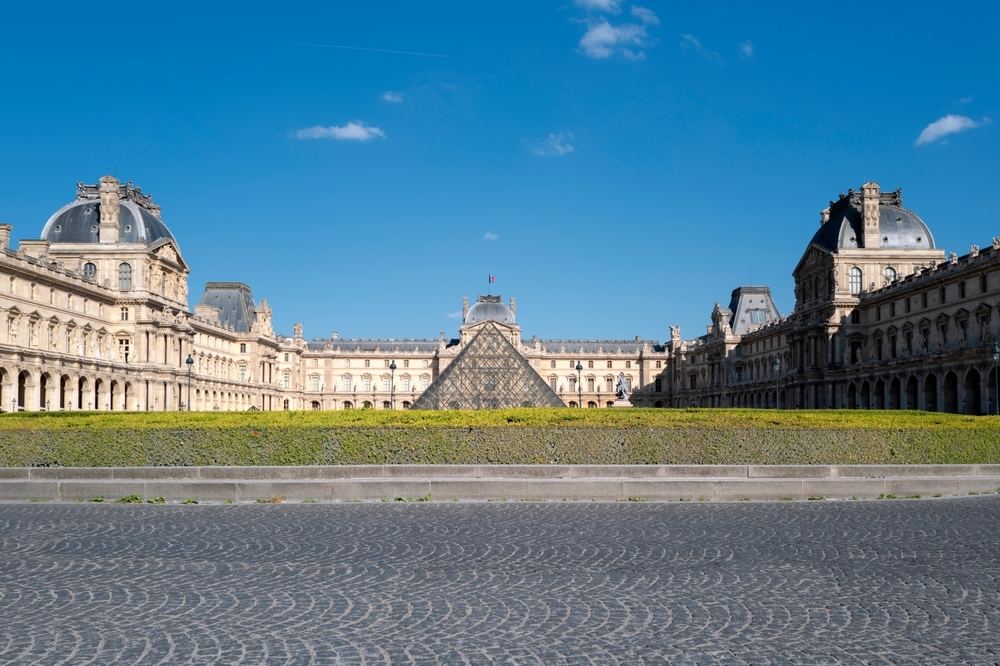 Louvre'da 10 milyon € bilet dolandırıcılığı şüphesiyle dokuz kişi tutuklandı