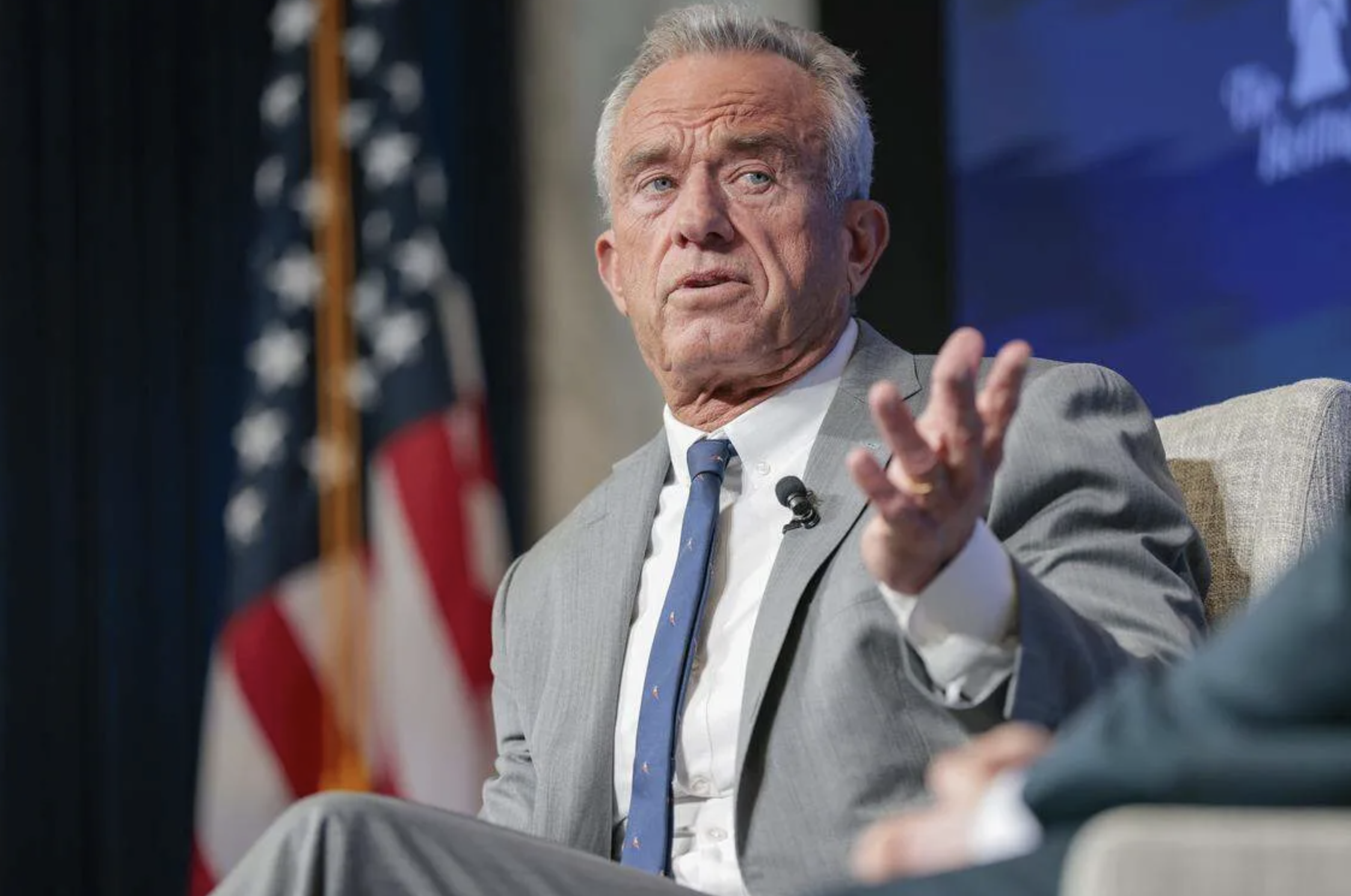 ABD Sağlık Bakanı "mikroplardan korkmadığını" söylüyor çünkü eskiden "tuvalet kapaklarından kokain çekerdi"