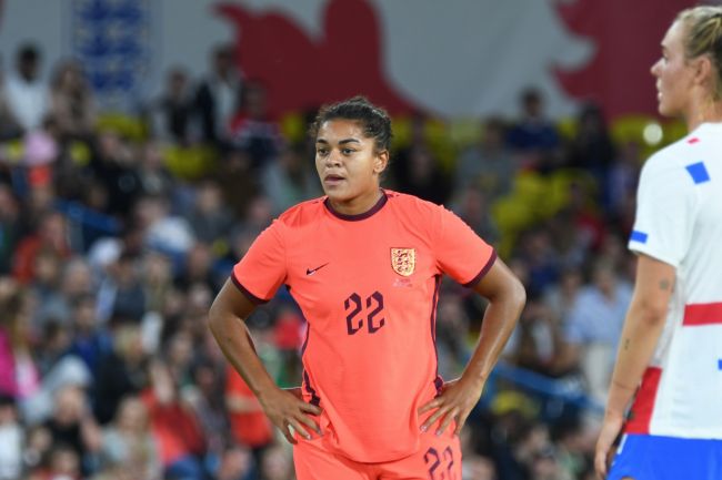 Jess Carter'ın takım arkadaşı, ırkçı tacizden sonra onu desteklemenin "bizi bir takım olarak bir araya getirdiğini" söyledi