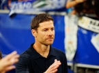 Xabi Alonso, Vin&iacute;cius'a karşı olası penaltıda hakemden şikayet ediyor