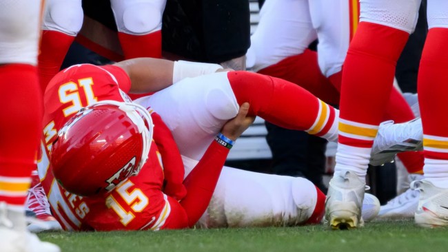 Patrick Mahomes, Kansas City Chiefs'in NFL play-off'larına ulaşamamasıyla ACL'yi yırttı