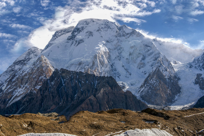 Pakistan'ın Broad Peak'inde yaşanan çığ nedeniyle dört kişi ölü, altı kayıp ve tanınmış dağcılar da var, bunlar arasında tanınmış dağcılar da var
