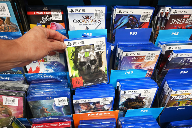 Oyun şirketleri, PlayStation'ın fiziksel medyanın üretiminin durdurulması haberinin ardından "hayal kırıklığına uğramış" düşüncelerini dile getiriyor