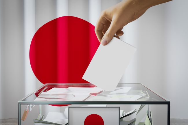 Japonya başbakanı seçim kaybının ardından istifaya direndi
