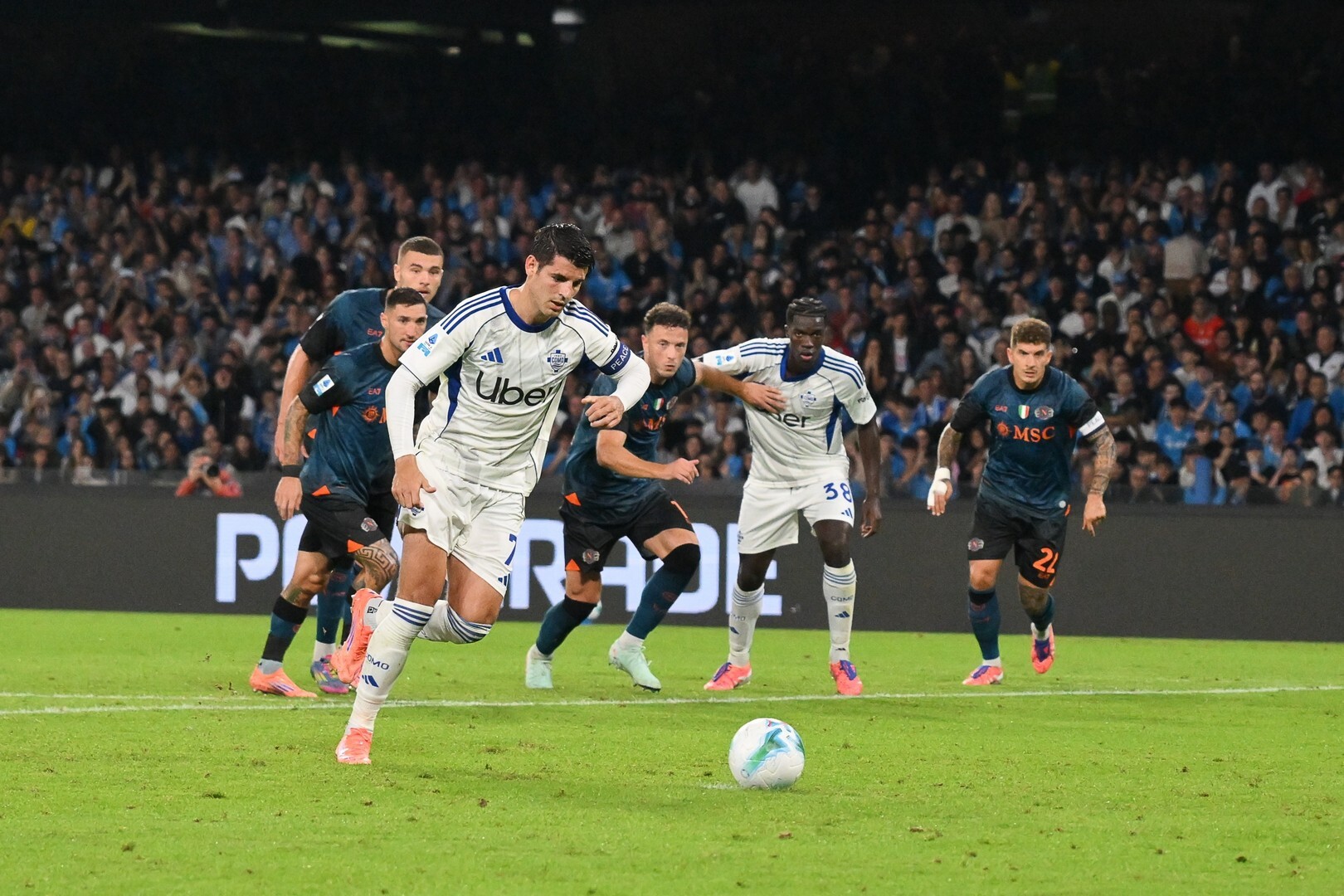 Como teknik direktörü Cesc Fábregas, kırmızı kart aldıktan sonra Álvaro Morata'yı kamuoyuna azarlıyor: "Ondan daha fazlasını bekliyorum"