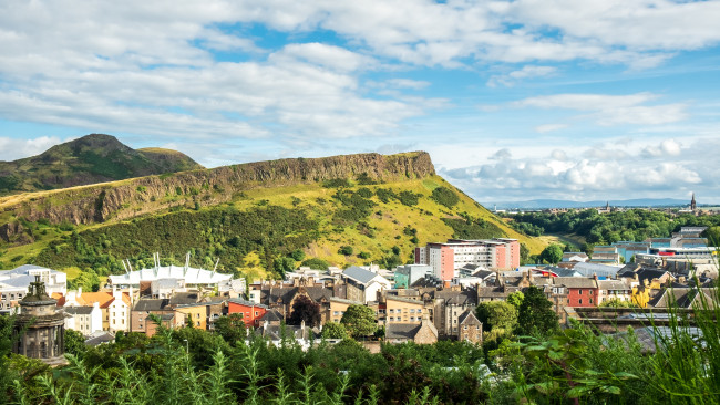 Edinburgh'daki Arthur's Seat'ta gece boyunca yangınla mücadele etmekle görevlendirilen acil durum ekipleri