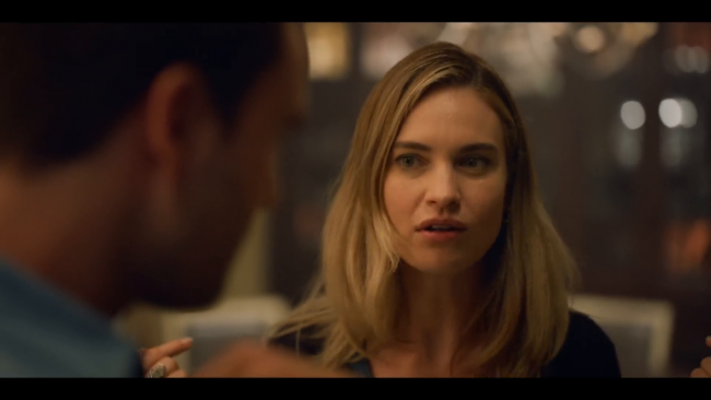 Lily James, flört sahnesini yeniden tanımlıyor... iki kez, Swiped 