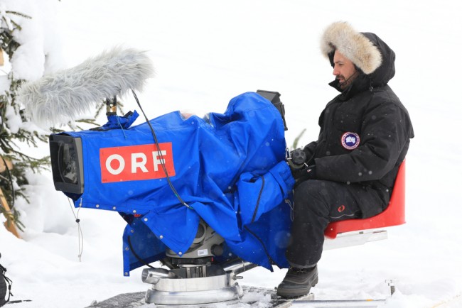 Eurovision sunucusu İsrail'in performansı sırasında yuhalamaları susturmayacağını söylüyor: "Şekerlemeyeceğiz"