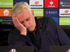 Mourinho, ağır Fenerbahçe yenilgisinin ardından basın toplantısı sırasında uyuyakalmışmış gibi yaptı