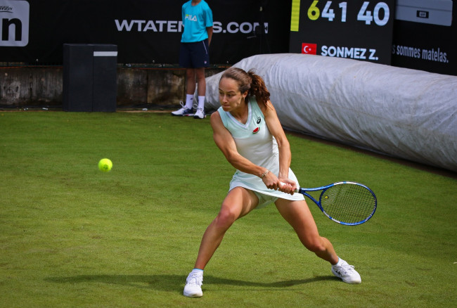 Türk oyuncu Zeynep Sönmez, Filistin bayrağı yerine karpuz rozeti takarak Wimbledon kurallarına karşı çıkıyor