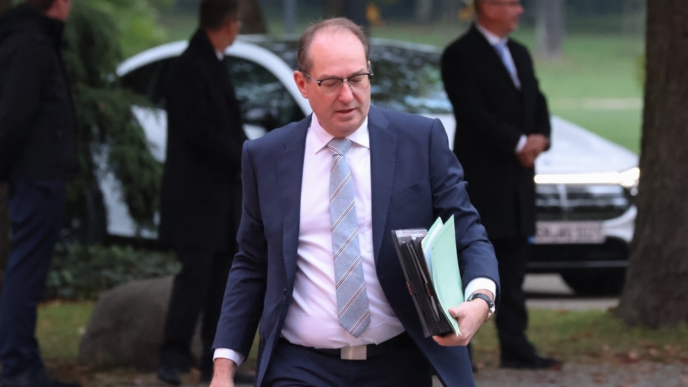 Almanya, sınır kontrollerini altı ay daha uzatacak