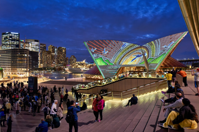 Yaklaşık 90 insansız hava aracı ışık gösterisi kazasının ardından Sydney limanına düştü