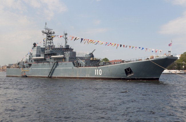 Danimarka havalimanlarını bozan insansız hava araçları gemilerden fırlatılmış olabilir... İşte soruşturma altındaki bir Rus savaş gemisi