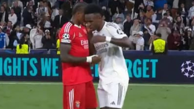 Benfica oyuncusu, Vinícius ile konuştuğu için eleştirildi ve aşağılandı... ve Prestianni bunu seviyor