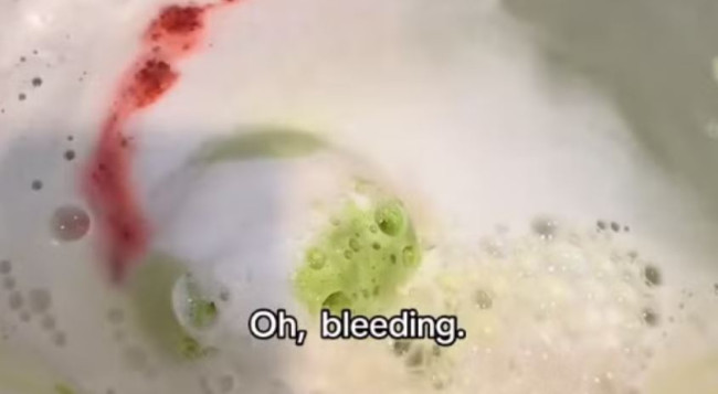 Bu Yoshi banyo bombası, banyo zamanını korku sahnesine dönüştürüyor