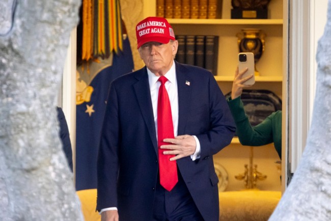 Trump, Amerika Birleşik Devletleri'nin seyahat yasağını Suriye dahil olmak üzere yedi ülkeye daha genişletti