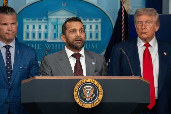 FBI direktörü, "ulusal güvenliği tehlikeye atabileceği" bir alkol sorunu olduğu haberleri sonrası The Atlantic'e dava açtı
