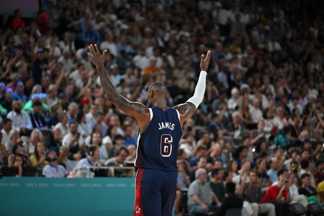LeBron James NBA ve Los Angeles Lakers'taki geleceği konusunda kararsızdı