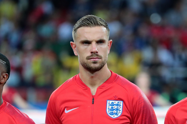 İngiltere orta saha oyuncusu Jordan Henderson, kutlamalar sırasında bir reklam tabelası üzerinden atlarken bileğini sakatlandı