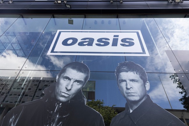 Yakında Oasis'in ilk ayrılığını simgeleyen gitarın sahibi olabilirsiniz