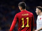 Ferran Torres, D&uuml;nya Kupası kutlamalarında taktığı tartışmalı 'İspanya'yı Yeniden B&uuml;y&uuml;k Et' şapkasını a&ccedil;ıklıyor