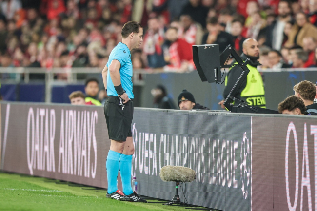 UEFA, VAR'ın yalınce "açık ve bariz yanlışlar için" kullanılması lüzumtiğini hatırlatıyor