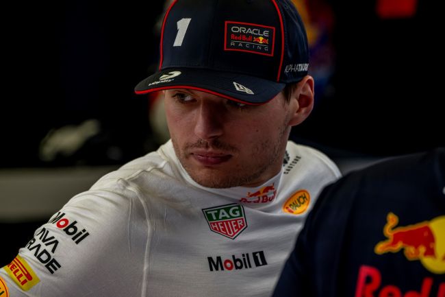 Max Verstappen, Suudi Arabistan'da galibiyete mal olan cezanın ardından dilini ısırdı