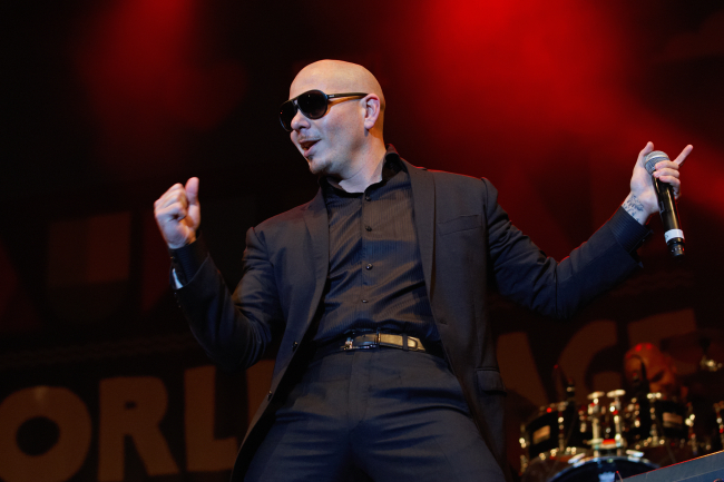 Pitbull, bu Temmuz ayında Londra'da kel başlık takma rekorunu kırmaya çalışacak