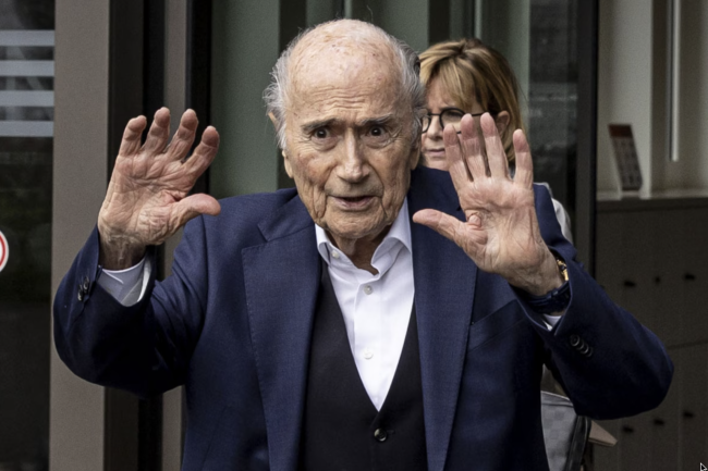 Sepp Blatter, Amerika Birleşik Devletleri'ndeki Dünya Kupası'nı atlamaları için futbol taraftarlarını çağırıyor: "ABD'den uzak durun!"