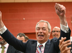 Farage, Kont Binface ile kafaya gelirken adam ve &ccedil;&ouml;p kutusu