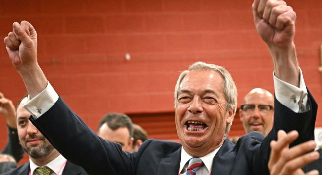 Farage, Kont Binface ile kafaya gelirken adam ve çöp kutusu