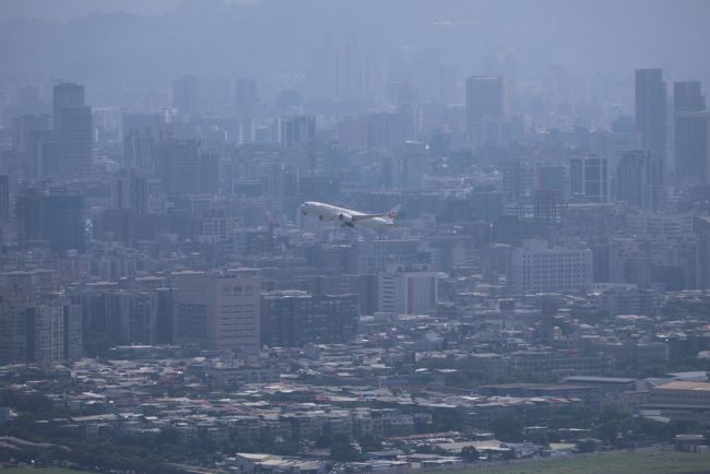 Japonya, tropikal fırtına Jangmi elektrik kesilip insanları yerinden edilmesiyle fırtına dalgasına hazırlanıyor