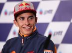 Carlos Sainz, Marc M&aacute;rquez'i MotoGP'nin Ayrton Senna'sı olarak g&ouml;r&uuml;yor: "Şimdiki zamanda yaşadığımızın farkında değiliz"