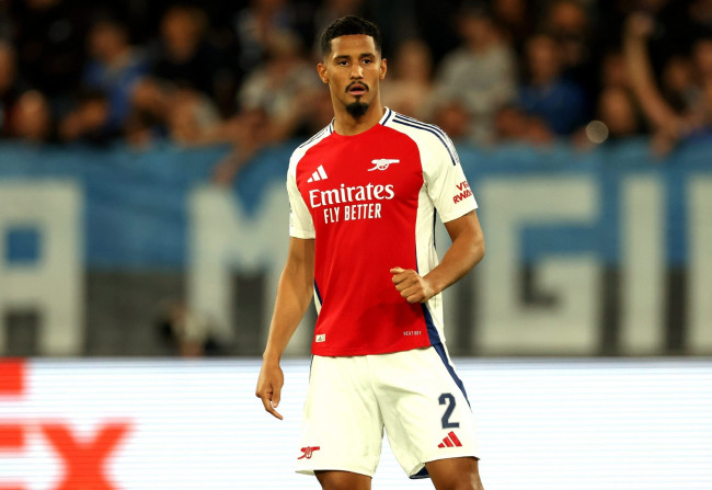 Arsenal'den William Saliba "uzun bir süre" için sırt sakatlığı nedeniyle sahada kalacak