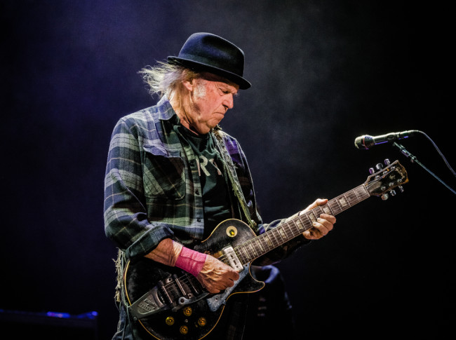 Neil Young, Grönland'a müziğine erişim hediyesi veriyor ve kataloğunu Trump'ın yerine Amazon'dan alıyor