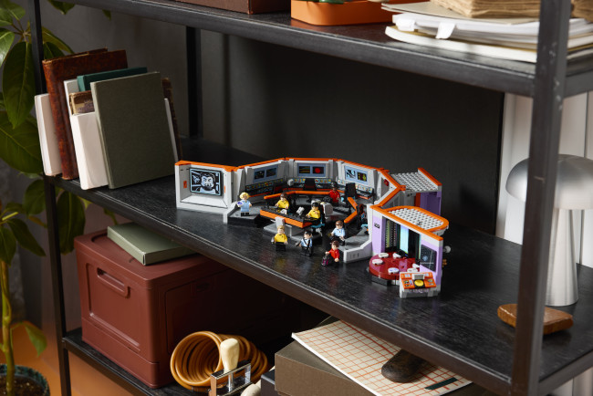 Lego 'nin ikinci Star Trek kümesi, U.S.S. Enterprise köprüsünü yeniden yaratıyor