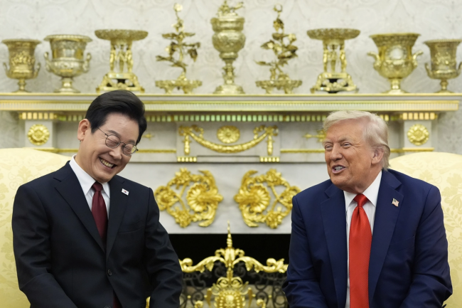 Trump, Güney Kore cumhurbaşkanı ile bir araya geldi ve Kim Jong Un ile görüşmelerden bahsetti