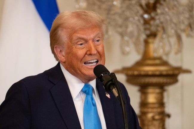 Donald Trump'ın akıllı telefonları görünüşe göre artık "ABD'de üretilmiyor"