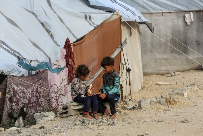 İsrail, Gazze'ye kitlesel açlık raporları yayılırken yardım "kuşatması" ile suçlanıyor