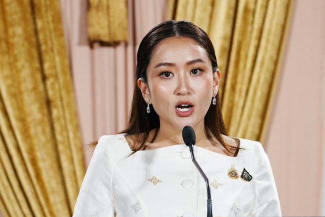 Tayland Başbakanı, sızdırılan çağrı nedeniyle açılan dava nedeniyle askıya alındı