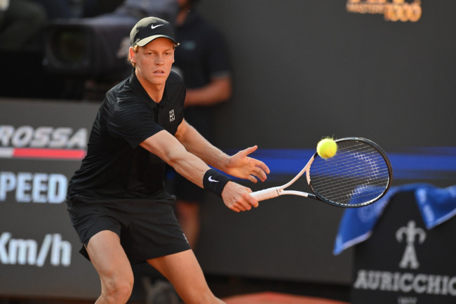 Jannik Sinner, tartışmalı bir tıbbi mola gerektirdikten sonra Roland Garros'tan DIŞLİ