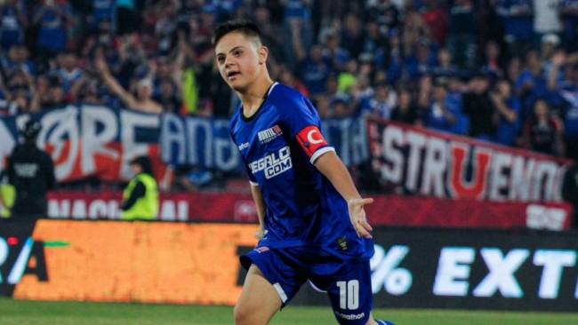 Şili kulübünün, hayatı için mücadele ettikten 15 yıl sonra Walter Montillo ve oğlu Santino'ya duygusal bir saygı duruşu;