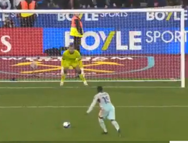 Brentford menajeri, önemli penaltı şutlarını kaçıran oyuncuyu Panenka tarzında savundu