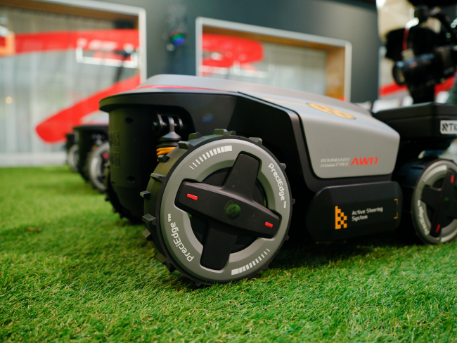 Yeni Roborock çim biçme makinesi serisini görmek için Almanya'ya bir gezi yaptık