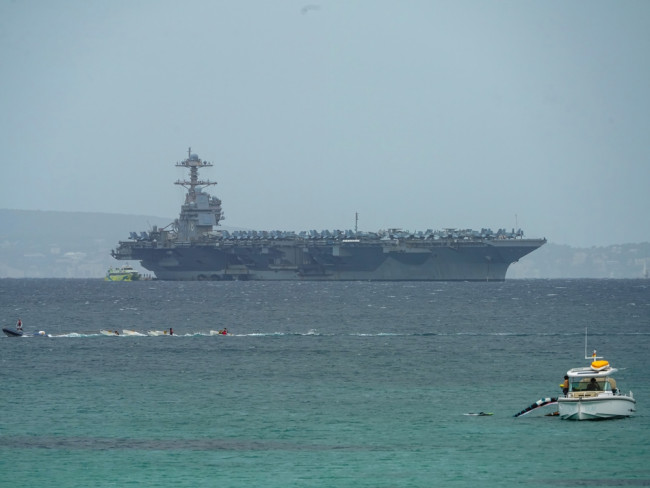 Trump, İran'da "kapıyı tekmeleyerek" savaş uçakları gönderiyor