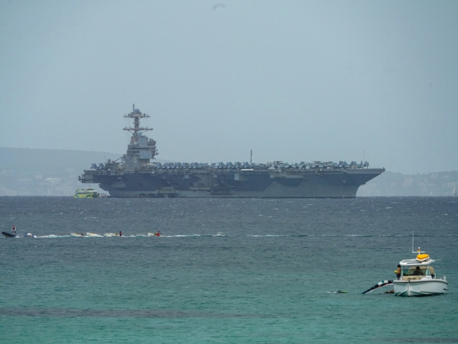 Trump, İran'da "kapıyı tekmeleyerek" savaşı uçakları gönderiyor