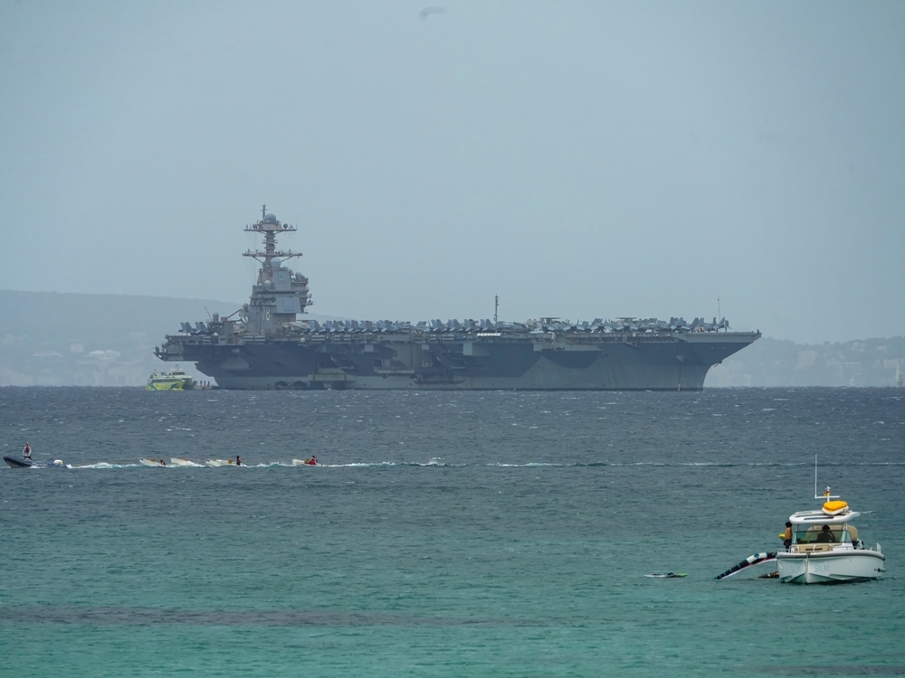 Trump, İran'da "kapıyı tekmeleyerek" savaş uçakları gönderiyor