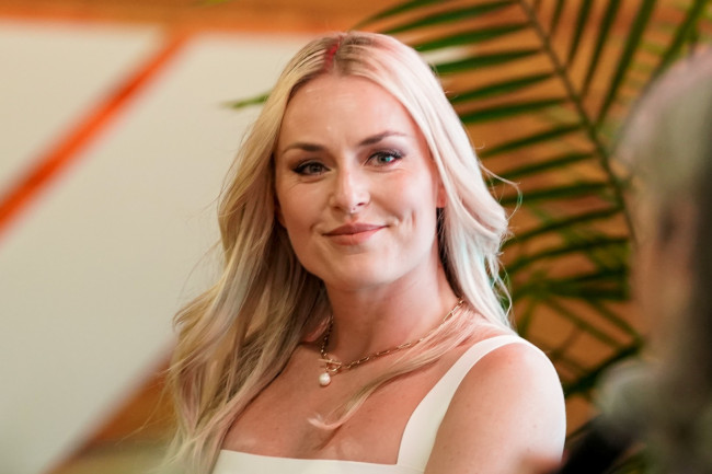 Lindsey Vonn, Olimpiyat kazasından üç ay sonra Met Gala'da koltuk değneksiz tekrar ortaya çıkıyor